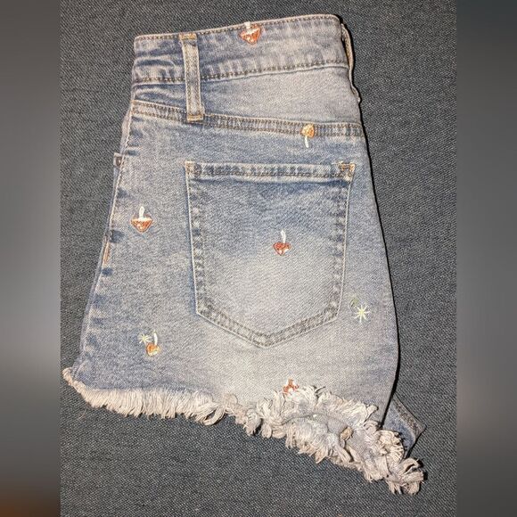 Tinsel Town light blue jean cut off shorts, size 3 - Picture 2 of 5